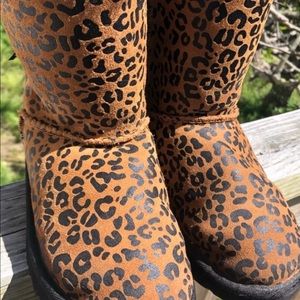 Kids size 1 ugg boots